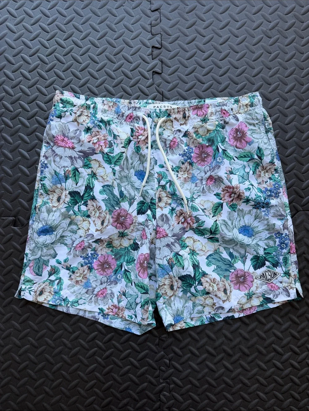 PacSun Men’s White Floral Drawstring Men’s Hybrid Shorts size M